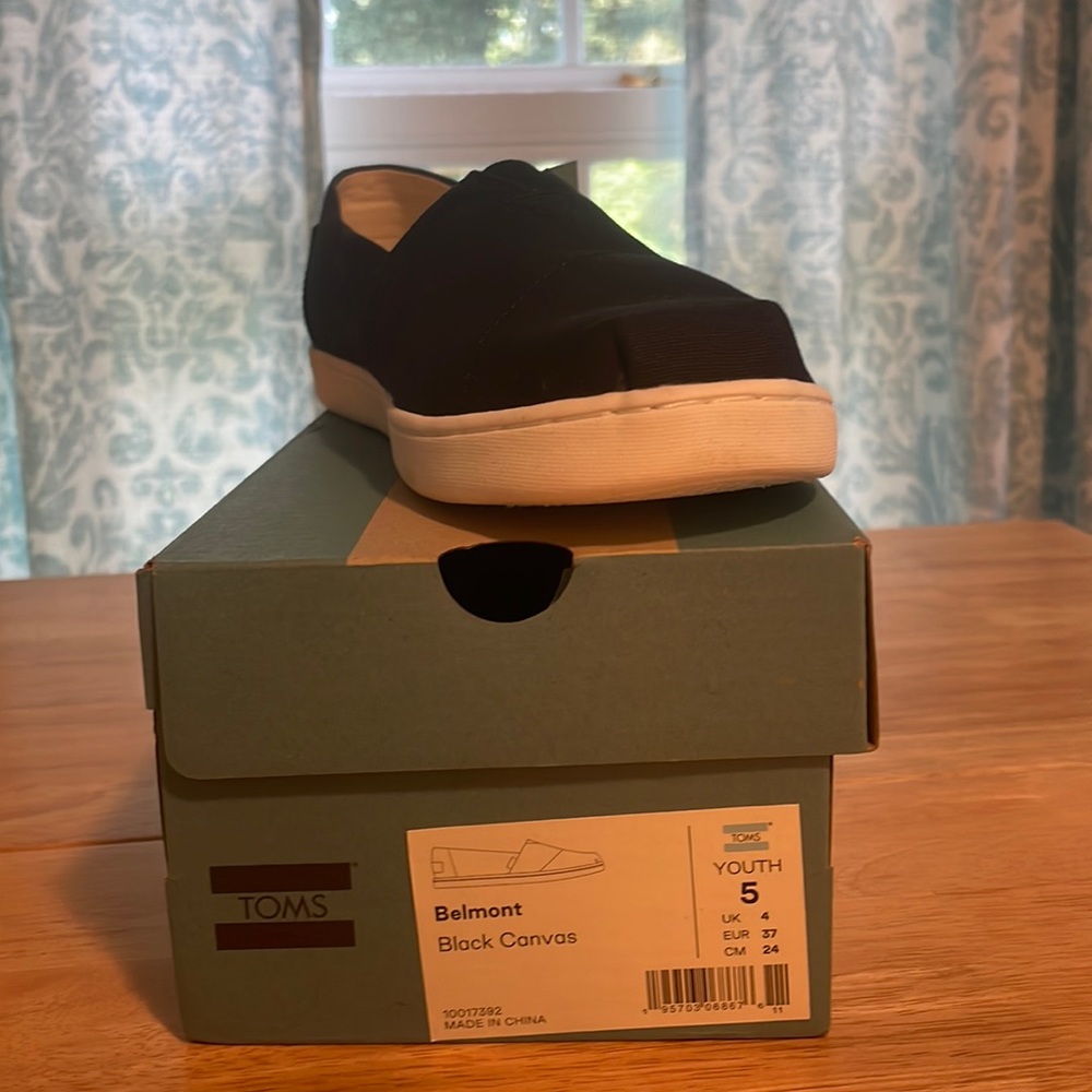 TOMS Belmont Black Slip Ons Youth Size 5 Brand New